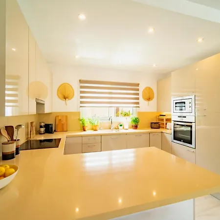 Emma By The Sea With Private Pool